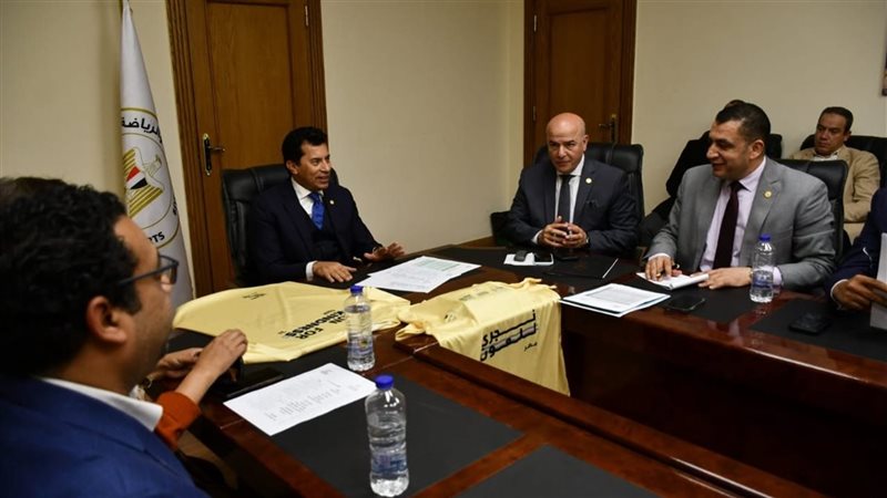 وزير الرياضة يراجع