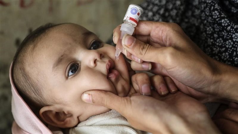 طفل يحصل على لقاح،