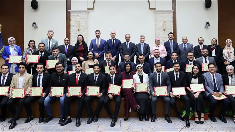 وزير الاتصالات مع