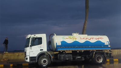 نوة الفيضة الصغرى تضرب الإسكندرية.. أمطار متوسطة وارتفاع أمواج البحر (صور)