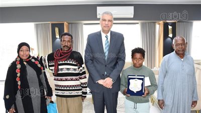 محافظ أسوان كرمه والصحف العالمية كتبت عن أمانته، القصة الكاملة لموقف الطالب النوبي مع السائحة الأرجنتينية
