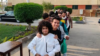 طوابير لطلاب جامعة عين شمس على خطوط المحمول المجانية المدفوعة مقدما