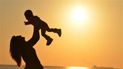 تفسير رؤية الأم المتوفاة في المنام وعلاقتها بالفرح والسعادة 