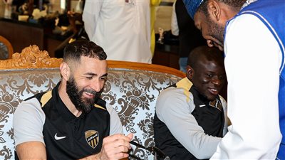 شاهد، كريم بنزيما يوقع على تيشيرتات لجماهير صلالة العمانية