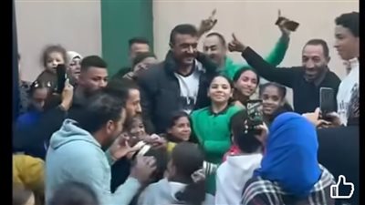 شاهد، تدافع الجمهور على أحمد العوضي أثناء تصوير فهد البطل في بولاق 