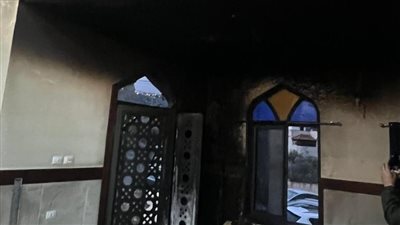 مستوطنون يضرمون النار في مسجد بالضفة الغربية ويكتبون شعارات عنصرية على جدرانه (فيديو)