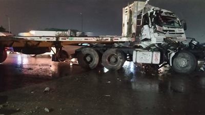 تصادم عدة سيارات بسبب موجة الطقس السيئ بالإسكندرية 