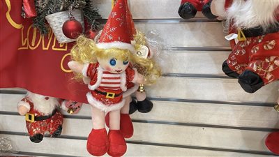 ماما نويل أحدث ديكورات الاحتفال بالكريسماس.. البلورات الزجاجية تبدأ من 65 جنيهًا ومجسمات الغزالة بـ 550 (فيديو وصور)