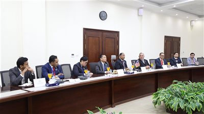 وزير التعليم العالي يستقبل نظيره الماليزي لبحث التعاون المشترك