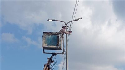 رئيس مدينة الزقازيق يتابع أعمال صيانة أعمدة الإنارة وإزالة الإشغالات