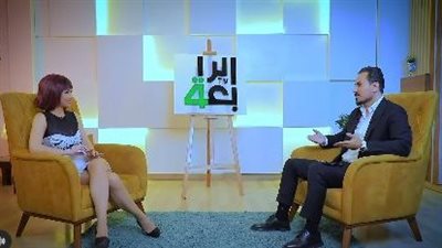 بسبب ملابسها القصيرة، نزار الفارس يحرج دوللي شاهين على الهواء والفنانة ترد (فيديو وصور)