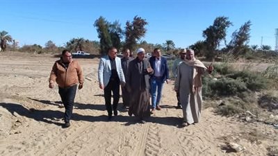 رئيس مركز الخارجة يجتمع بأهالي قرية بولاق ويؤكد حل مشكلاتهم