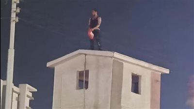 غرق نفسه بنزين وكان هيولع، لحظة محاولة شاب إنهاء حياته من أعلى برج أمام إستاد المنصورة (صور)