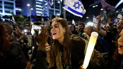 قناة عبرية: عائلات رهائن لدى حماس تلقوا 