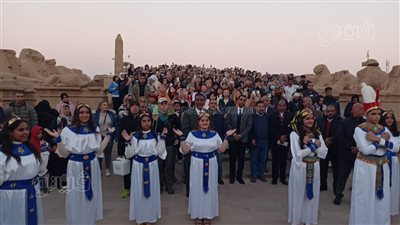 في مشهد مهيب، عروض الصوت الضوء تبهر السائحين قبل بدء تعامد الشمس بالكرنك بالأقصر (فيديو)