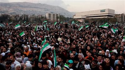 في خطبة ثورية بساحة الأمويين، مكسيم خليل يكشف دور كندة علوش وأصالة في إسقاط الأسد (فيديو)