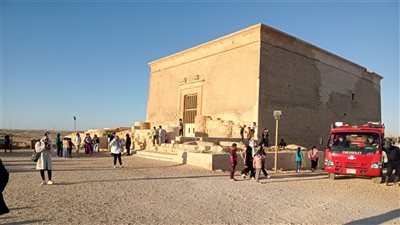 لمدة 25 دقيقة، لحظة تعامد الشمس على قدس الأقداس بمعبد قصر قارون في الفيوم