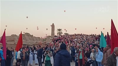 البالون الطائر في الأقصر يحلق فوق السائحين احتفالا بتعامد الشمس على معابد الكرنك (فيديو)