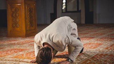 حكم السجود مع وجود حائل بين جبهة المصلي وموضع السجود كالعمامة