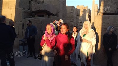 ظاهرة فلكية فريدة، السائحون يستمتعون بتعامد الشمس على مقصورة آمون رع بالأقصر (فيديو وصور)