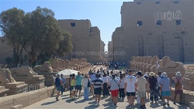 مشاهد من توافد السياح على معابد الكرنك بيوم تعامد الشمس (فيديو وصور)
