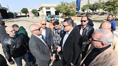 في جولة مفاجئة بالشروق، وزير الإسكان يتفقد محاور الطرق ومحطة رفع الصرف الصحي رقم 4 