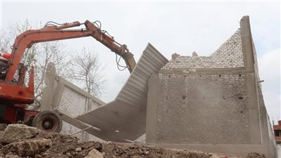 تنفيذ 3 إزالات فورية لحالات بناء على أراضي زراعية في قنا