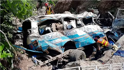 مصرع وإصابة 14 شخصا إثر انقلاب حافلة في إيران 