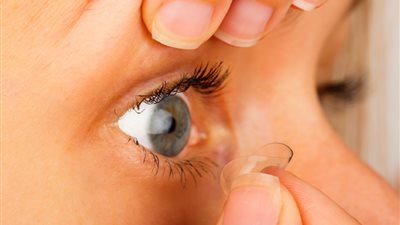 تحذير لمرتدي العدسات اللاصقة أثناء النوم