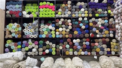 أسعار منتجات الهاند ميد بالعتبة.. بكرات الخيط الصوف تبدأ من 45 جنيهًا والميتال بـ 800.. إكسسوارات الحقائب “بالقائمة” (فيديو وصور)