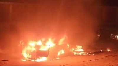 المعمل الجنائي يعاين حريقا التهم ميكروباص بمحور الأوتوستراد