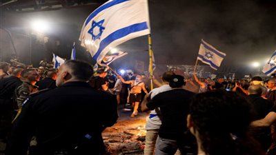 إعلام عبري: تظاهر العشرات قبالة منازل وزراء وأعضاء الكنيست للمطالبة بإعادة الأسرى 