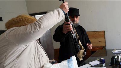 أفراد الجيش السوري السابق يسلمون أسلحتهم لهيئة تحرير الشام