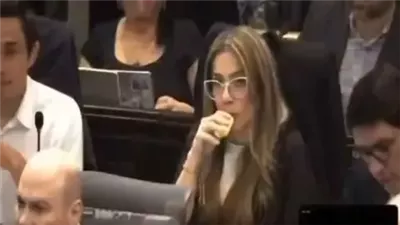 فضحتها الكاميرات، نائبة في البرلمان الكولومبي تدخن سيجارة إلكترونية 