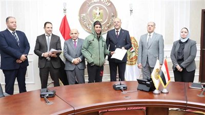 وزير العمل يُسلم 25 عقد عمل لذوي همم 