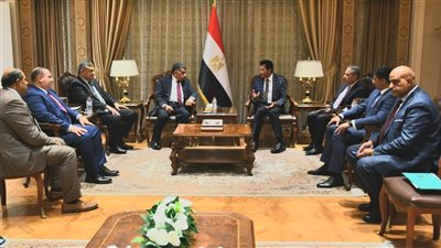 أشرف صبحي يناقش خطة تطوير مركز شباب الشلالات بالإسكندرية