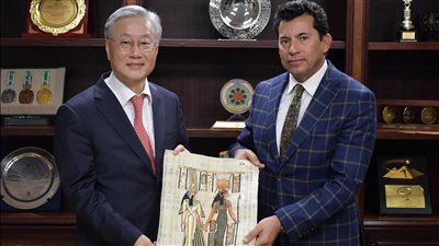 وزير الشباب والرياضة يبحث التعاون مع سفير كوريا الجنوبية