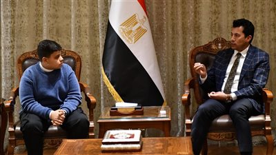 وزير الشباب والرياضة يدعم المخترع الصغير صاحب ابتكار نظارة ذكية للمكفوفين