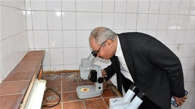 رئيس جامعة القناة يتفقد لجان الامتحانات العملية بكلية الزراعة (صور) 