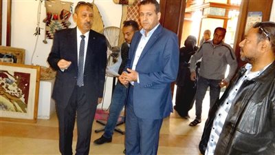 رئيس مدينة الأقصر يتفقد المركز الحضري للمرأة قبل التطوير (صور)