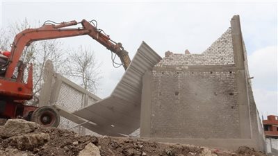 إزالة حالة تعدٍ على أرض زراعية في قنا