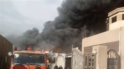 حريق في مصنع فوم بالعاشر من رمضان، 8 حالات اختناق وفرق الإنقاذ تواصل مكافحة اللهب