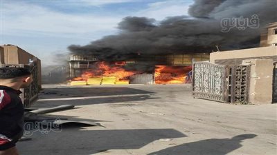 النيابة تعاين موقع حريق مصنع الإسفنج بالشرقية