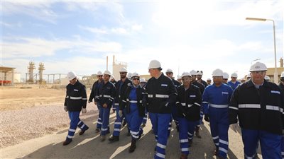 وزير البترول يتابع سير العمل بموقع بدر 3 في الصحراء الغربية