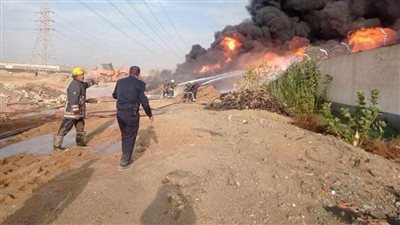 الحماية المدنية تجري عمليات التبريد بمصنع العاشر لمنع تجدد الحريق 