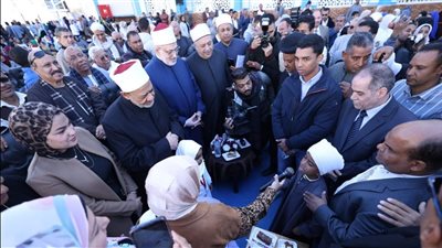 لفتة إنسانية، شيخ الأزهر يوقف مراسم افتتاح معهد أزهري ويجبر بخاطر طفل أقصري (صور)