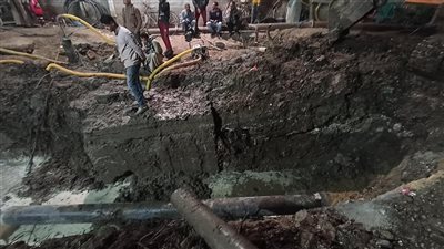  إصلاح عطل ماسورة مياه ناتج عن هبوط أرضي بشارع علي سلامة بأبو النمرس (صور)