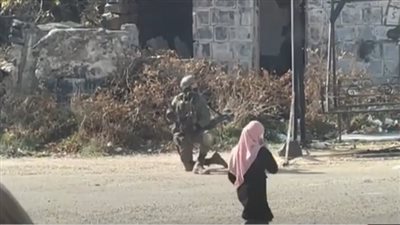 سكان بلدات سورية يفاجأون بقوات الاحتلال أمامهم بعد اجتياح إسرائيل الجولان المحتل (فيديو)