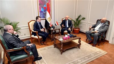 وزير الصناعة يبحث مع السفير الكندي بالقاهرة سبل التعاون المشترك 
