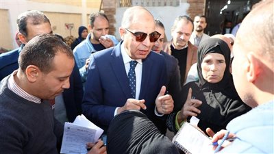 محافظ المنيا يتفقد سوق اليوم الواحد بمنطقة أبو هلال 